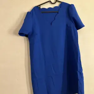 Fin tunn blå klänning. Använd 1 gång. Väldigt kort.