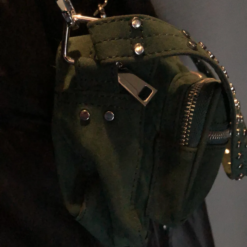 En grön väska med skinande silver detaljer, använd 5-6 gånger utan märken eller skråmor, värd 800.. Väskor.