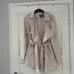 Beige trenchcoat - En beige trenchcoat från vero mods 