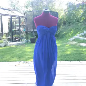 jätte fin mörkblå klänning i storlek 36. den är lång på mig som är ungefär 160. köpt på sellpy men jag har endast testat den. 