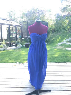 Blå balklänning  - jätte fin mörkblå klänning i storlek 36. den är lång på mig som är ungefär 160. köpt på sellpy men jag har endast testat den. 