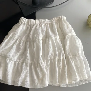 volangkjol - jag säljer denna kjolen då den är lite stor för mig och knappt använd