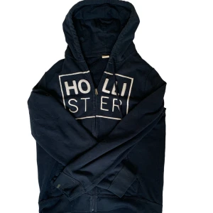 hollister hoodie - hollister hoodie i jätte bra skick, storlek M!  har en grön liten fläck på armen längst ner som man ser på bilden!