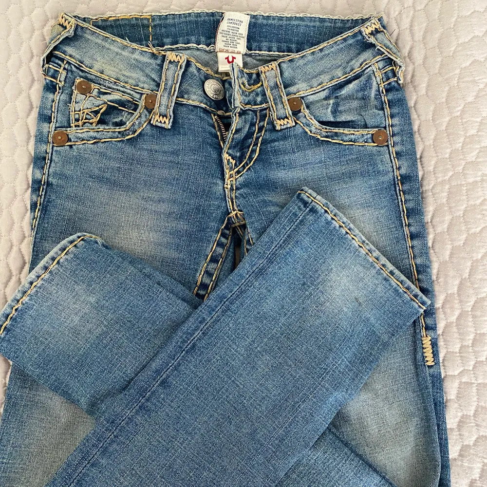 Säljer dessa true religion jeans i strl 25. Skulle säga att dem är i väldigt bra skick, jag har aldrig andvänt dem (för små) och kan därav inte visa bilder på.  Skulle säga att de passar en 34. Skulle säga att dem är skinny❤️ Pris kan diskuteras!. Jeans & Byxor.