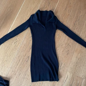 långärmad klänning  - Jag säljer denna klänning från shein då jag inte använder den.