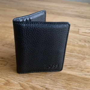 Korthållare (Hugo Boss) - En svart korthållare som är oanvänd o vill sälja den snabbt.  möts bara upp