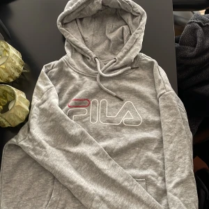fila kofta - jag säljer min fila kofta som är  i väldigt bra skick.
