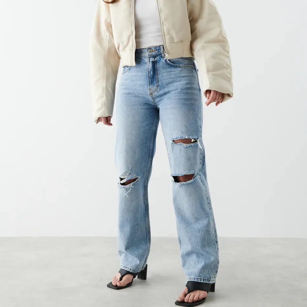 Blåa straight leg jeans med hål ifrån Gina. Passar folk som är imellan 150-160cm skulle jag säga. ( nypris 600 ) Kom privat för mer bilder💕💕. Jeans & Byxor.