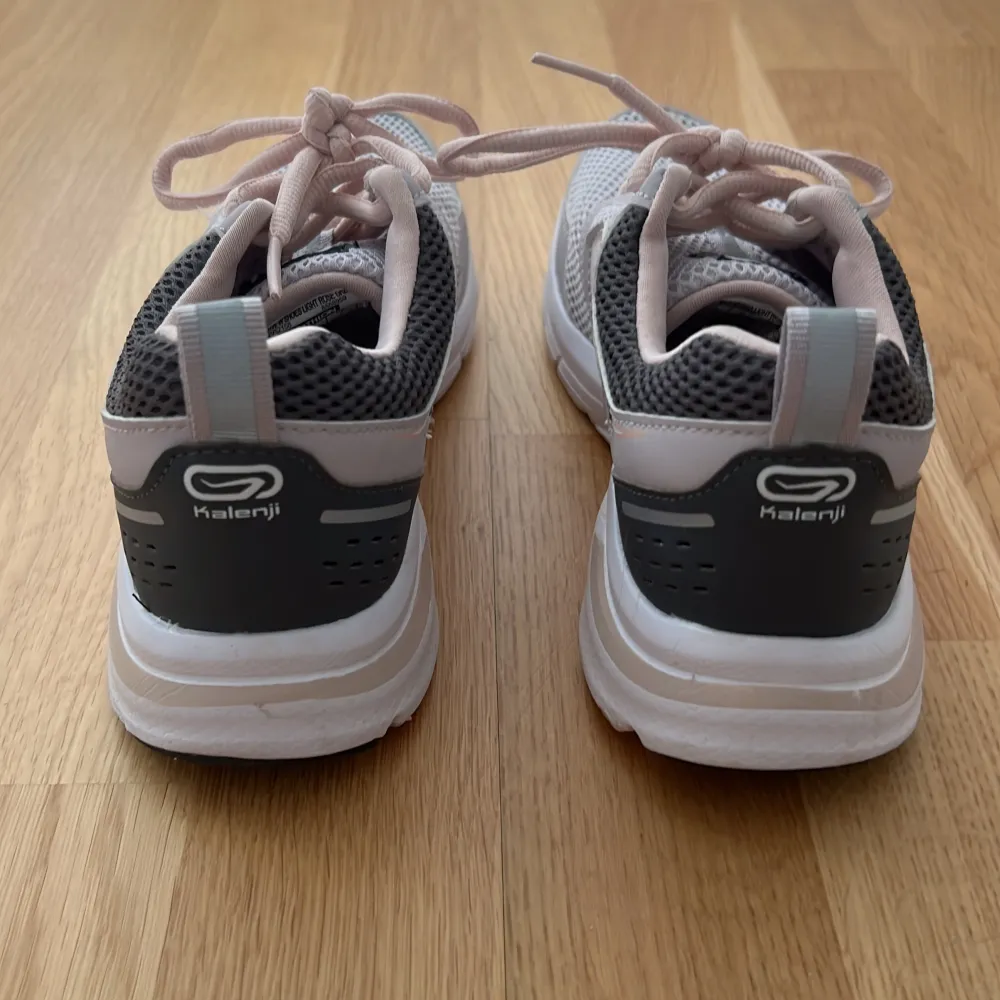 Ljusa och gråa sneakers i bra skick. Endast använda inomhus. Storlek 37 men passar även mig som har 36. . Skor.