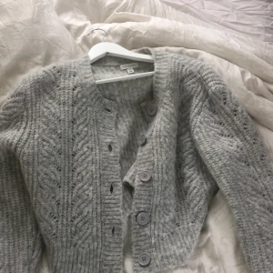 Utsåld kofta  - Säljer dennna utsålda koftan från topshop💗💗I det mjukaste materialet.Passar till alla årstider😊