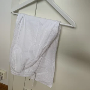 Vita linnebyxor - Vita linnebyxor, säljer då de är för små för mig. Helt oanvända. Vet ej märket 