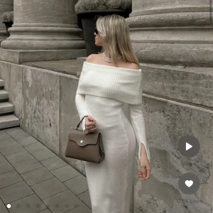 Off shoulder klänning  - Säljer min fina off shoulderklänning från NA-KD, endast använd 1 gång. Kan tänka mig att gå ner i pris