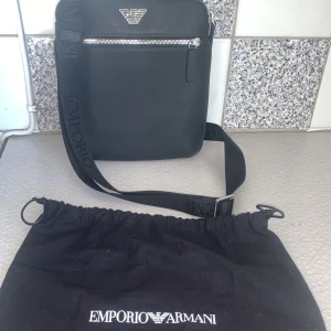 Armani axelremsväska  - Helt ny Armani väska plastet sitter kvar på metallen köpte förra månaden men den har inte kommit till användning. Priset kan diskuteras 