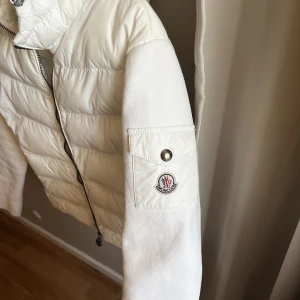 Moncler jacka - Säljer min moncler jacka som är perfekt på sommarkvällarna. Skriv för äkthetsbevis🫶🏽
