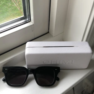 Chimi 04 svart - Säljer mina svarta chimi 04 då de är den stora storleken som jag tycker är lite stor på mig.  Jag tar gärna emot byten mot ett par mindre glajor.