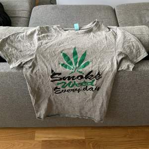 T-shirt med tryck ”smoke weed everyday” fint skick men ett super litet hål under kragen Ganska tight