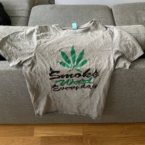 Fet T-Shirt - T-shirt med tryck ”smoke weed everyday” fint skick men ett super litet hål under kragen Ganska tight