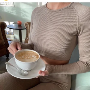 Träningströja från Aimn - Träningströja från Aimn i färgen espresso! Såå snygg! Säljer då jag har för mycket träningskläder. I st L men passar mig som vanligtvis är S/M! Köpt för 549kr