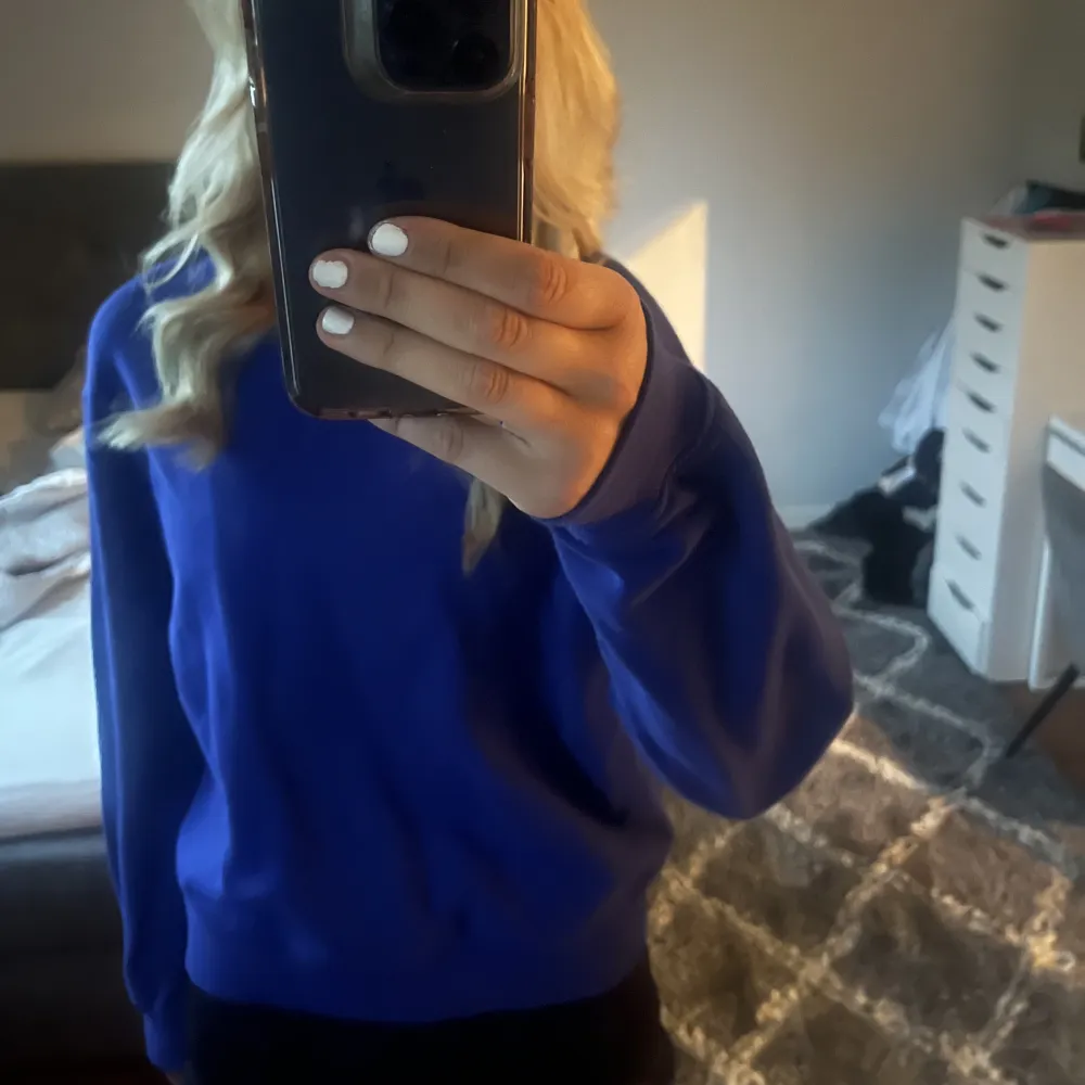 Jätte fin blå sweatshirt från Cubus! Ny pris 299kr säljer för 90kr!!❤️. Tröjor & Koftor.