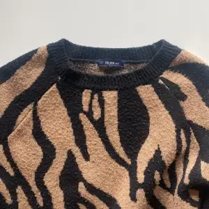 Stickad tröja från dilvin knit, tror jag köpte den på chiquelle, det var ett par år sedan. Inte använt på länge, då den inte känns som min stil.  Det står ingen storlek på den men jag upplever den som en S.😍