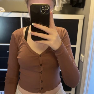 Topp från Bik Bok - Brun topp från bikbok i bra kvalitet. Köparen står för frakten💗💗