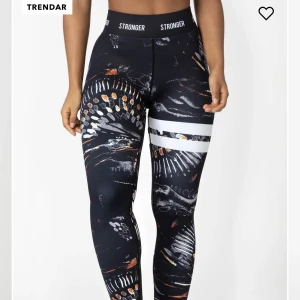 Tränings tights - Träningstights från Stronger i storlek S, sitter som en smäck och drar in midjan Supersnyggt. Kommer ej till användning längre då jag inte tränar så mycket.