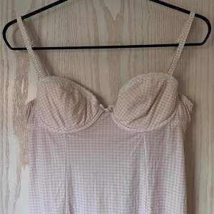 Fin lingerie🥰 funkar såväl som nattlinne eller en festtopp/klänning nu till sommaren 🫶ljusrosa/vit rutig