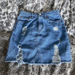 Jeans kjol  - Liten slits på höger sida sitter fint, köpt för ungefär 2 år sen men inget vidare slitage på den 