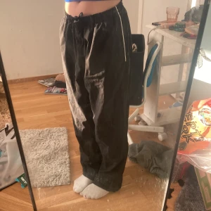 Track pants  - Tvär snygga track pants säljer då de knappt kommer till användning💘 passar alla storlekar då det går att dra åt i midjan!💗 är pytte lite slitna där dock, men inget som märks när man har på sig dom💘 tar endast Swish, tryck inte på köp nu! 