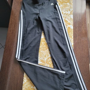 Adidas byxor - Säljer dessa i storlek xs