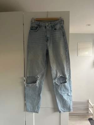 Jeans från Gina i storlek 34, Använt några få gånger,  Bra skick,  Köpta för 600kr,  Ni får själva stå för frakten 