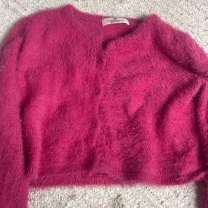 Fin rosa fluffig stickad tröja, bra skick och rätt varm men ändån luftig!❤️❤️