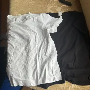 Svart och vit T-shirt för ett billigt pris i bra skick 