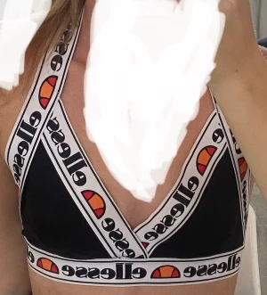 Bikini topp - Oandvänd inprincip, bikini topp💕från ellesse!