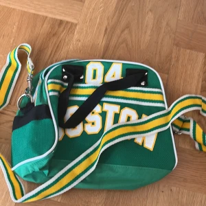 Väska - Säljer nu denna jättefina väska som jag köpte för ett år sedan pga att jag inte har använt den på länge. Sparsamt använd. 