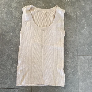 Linne - Perfekt linne till sommaren, i ett tjockt material. Men kan ha den på båda hållen om man vill.