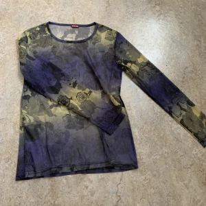 Superfin genomskinlig tröja  - En vacker genomskinlig blommig och cool topp😍! Helt ny!