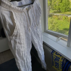 Linnebyxor  - Ett par linnebyxor från Zara i storlek 36, dvs typ S, dom är herr men skulle nog funka på dam, inte använda mycket alls då jag växte ur dom snabbt🙌🏻