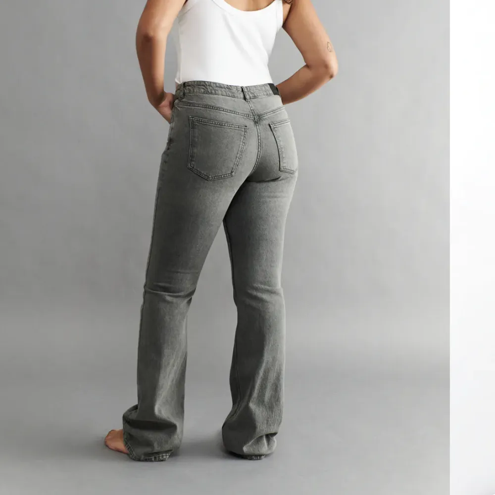Mid waist Jeans från Gina tricot som tyvärr är för små för mig! De är i bra skick💕 skriv för mer bilder eller prisförslag! Nypris:499. Jeans & Byxor.