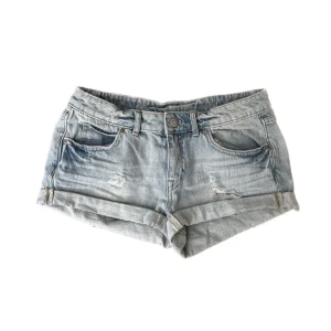Lågmidjade Jeansshorts  - Supersöta lågmidjade jeansshorts från hm! Köpte second hand men tyvärr inte kommit till användning! Perfekt till sommaren:) står ingen storlek men uppskattas som s! skriv privat för fler frågor eller bilder!