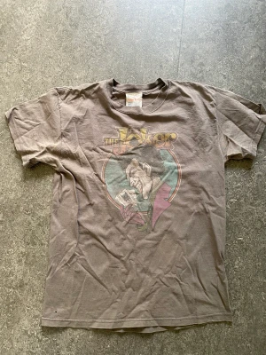 vintage tisha - en vintage tisha med joker på. asfet för alla edgelords som hatar society. jag är M o den passar perfekt så size M. skriv för mer fragår