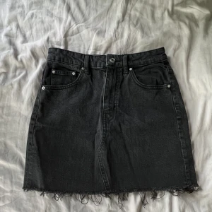 Gråsvart jeanskjol - Fin skön jeanskjol från Gina Tricot som är i bra skick. Använd fåtal gånger, vill man kan man klippa bort trådarna! Skriv om du undrar något.🍃