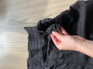 Oanvända linne byxor  - Nästan helt oanvända linnebyxor som är vida och långa och passar på mig i längden som är lång. Har fickor 