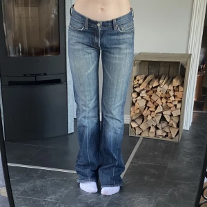 7 for all mankind jeans - Jeans från 7 for all mankind med så sjukt snygg tvätt, tyvärr lite för långa på mig dock. Midja är 76 cm och innerbenslängd 80 cm. Defekt bak i rumpan som syns på tredje bilden samt lite slitet längst ner, skriv för fler bilder 💕 