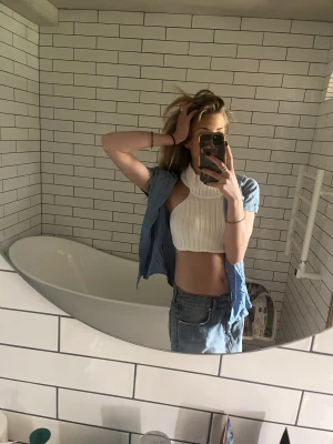 Blå skjorta - Blå skjorta perfekt nu till sommaren!