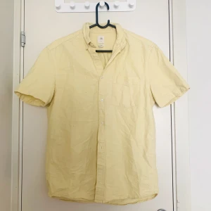 Gul kortärmad skjorta - Gul supersommrig kortärmad skjorta! Oversized