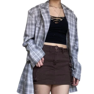 Rutig blazer - Helt oanvänd och med alla lappar kvar. Stl S men tycker den passar mycket mer som en M. Med axelvadd. Inköpspris 799kr.