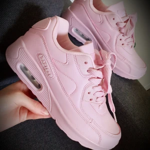 Rosa skor  - Bubbelgumrosa skor💞Så sjukt fina men kommer ej till användning för min del då jag har ett par andra i samma modell som jag använder istället. Skorna är köpta på JFR och kommer från märket Rapter.  Innermåttet på dessa som är i storlek 37 är:  23,2 cm. JAG BJUDER PÅ FRAKTEN!💌