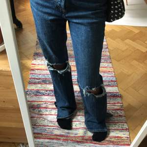 Jätte fina mörkblåa zara jeans med slits och hål i knäna! Storlek 36💕