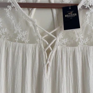 Vit blus i stl:S - Helt oanvänd vit blus i Storlek small med spetsärmar. Kan mötas upp i Hägersten eller skicka mot tillägg av frakt 48 kr eller spårbar 66 kr 💞🙏🏼